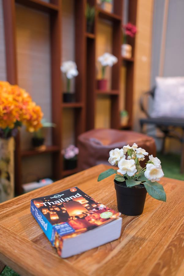 Augusta Hostel Bangkok Exterior photo