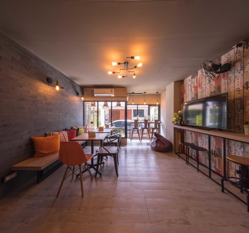 Augusta Hostel Bangkok Exterior photo